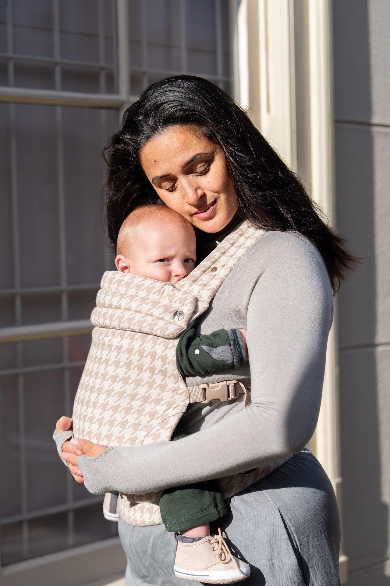 Koala Cuddle Carrier™ – Houndstooth Beige