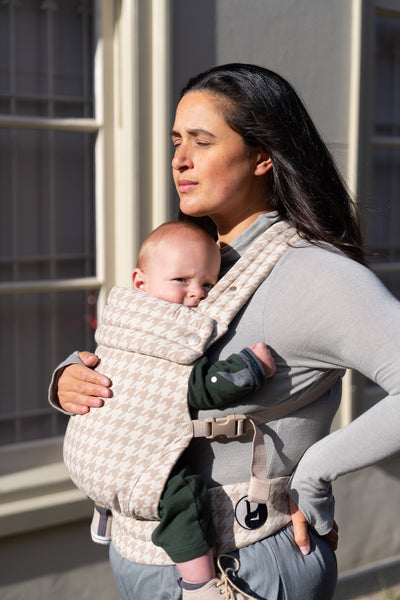 Koala Cuddle Carrier™ – Houndstooth Beige